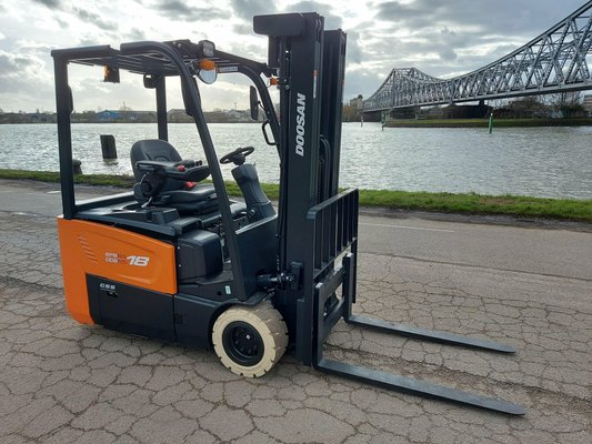 Chariot élévateur électrique Doosan B18T-7