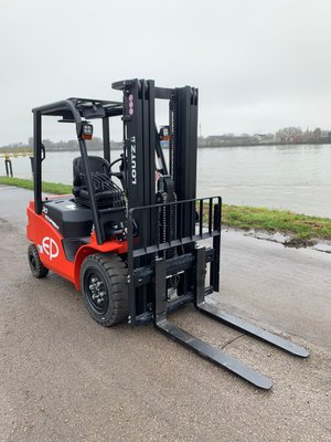 Chariot élévateur électrique EP Equipment EFL303