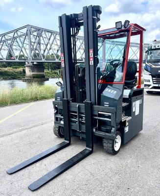 Chariot élévateur latéral multidirectionnel Combilift AGILIFT 3000E