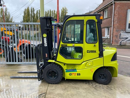 Chariot élévateur diesel Clark GTS25D