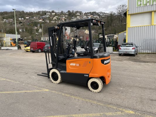 Chariot élévateur électrique Doosan B25X-7