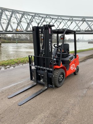 Chariot élévateur électrique EP Equipment EFL303