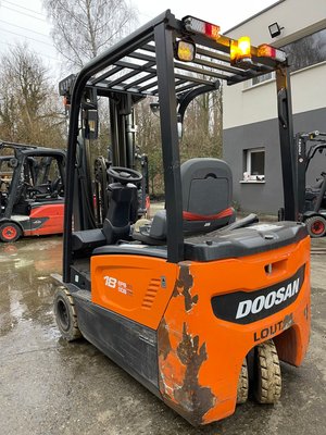 Chariot élévateur électrique Doosan B18T-7