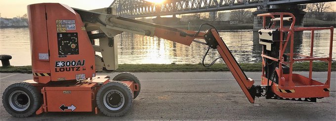Nacelle articulée JLG E300AJ - 1