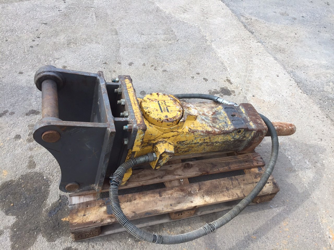 Гидромолот на экскаватор для забивки свай