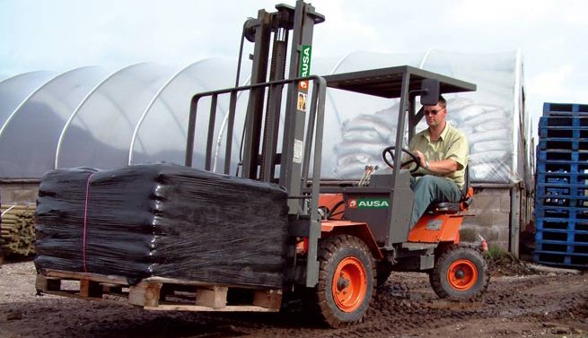 Chariot élévateur tout terrain Ausa C11M
